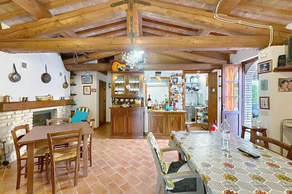 Farmhouse with five apartments, swimming pool and restaurant