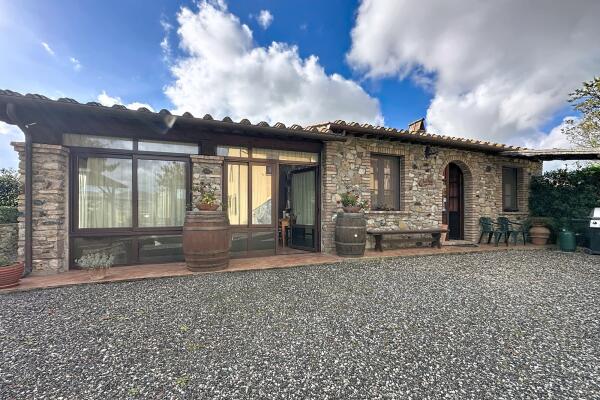 Farmhouse with five apartments, swimming pool and restaurant