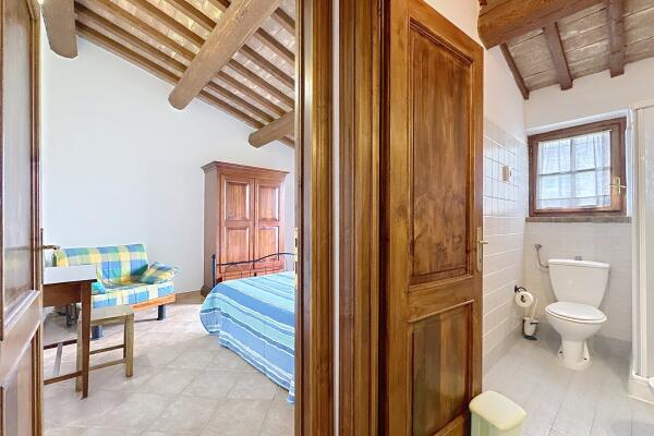 Farmhouse with five apartments, swimming pool and restaurant