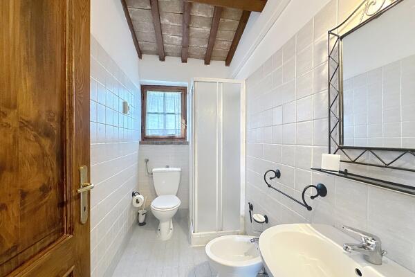 Farmhouse with five apartments, swimming pool and restaurant
