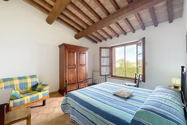 Farmhouse with five apartments, swimming pool and restaurant
