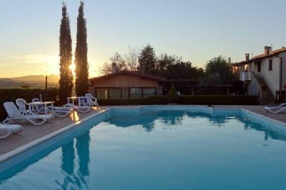 Farmhouse with five apartments, swimming pool and restaurant