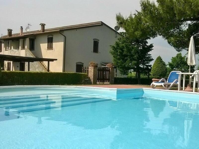 Farmhouse with five apartments, swimming pool and restaurant