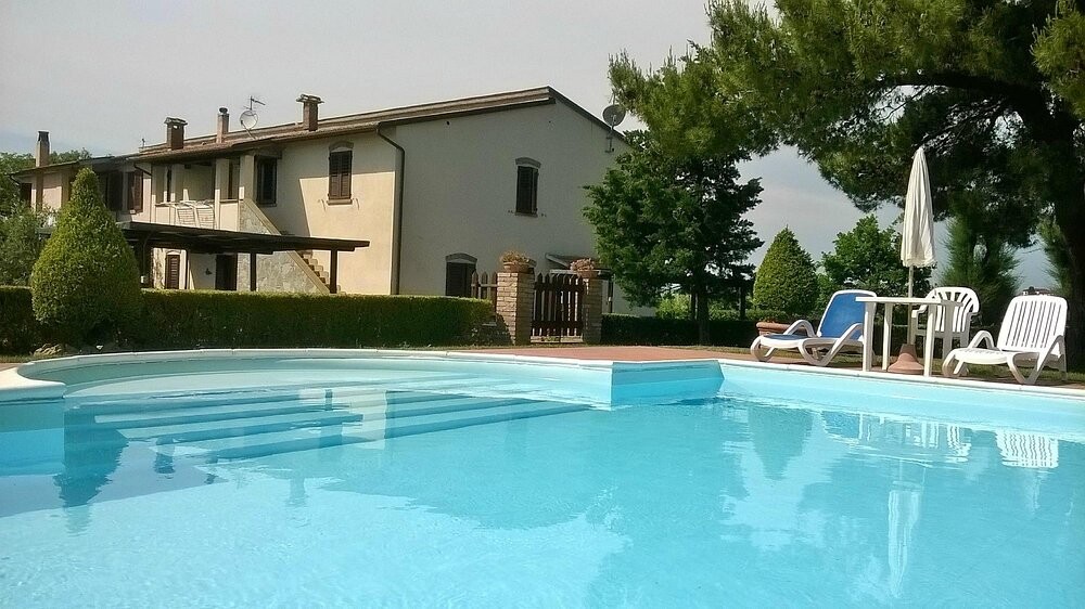 Farmhouse with five apartments, swimming pool and restaurant