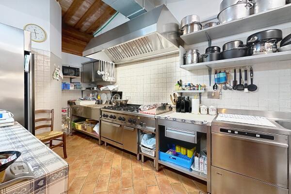 Farmhouse with five apartments, swimming pool and restaurant