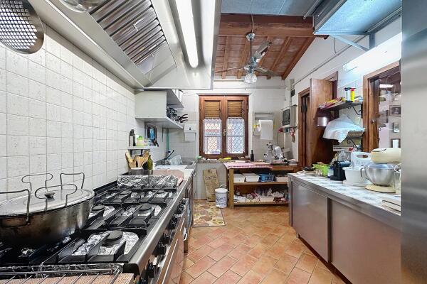 Farmhouse with five apartments, swimming pool and restaurant