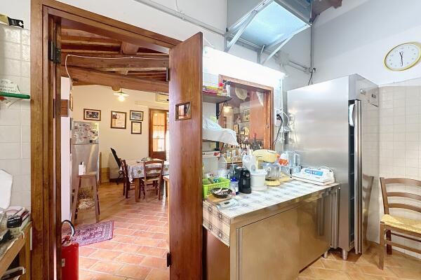 Farmhouse with five apartments, swimming pool and restaurant