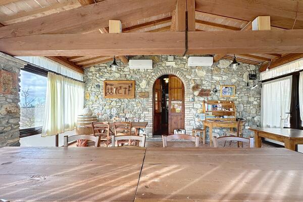 Farmhouse with five apartments, swimming pool and restaurant