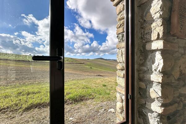 Farmhouse with five apartments, swimming pool and restaurant