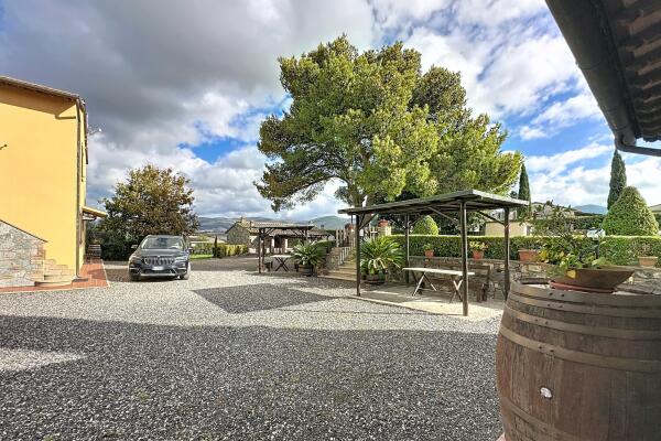 Farmhouse with five apartments, swimming pool and restaurant