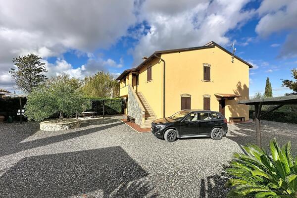 Farmhouse with five apartments, swimming pool and restaurant