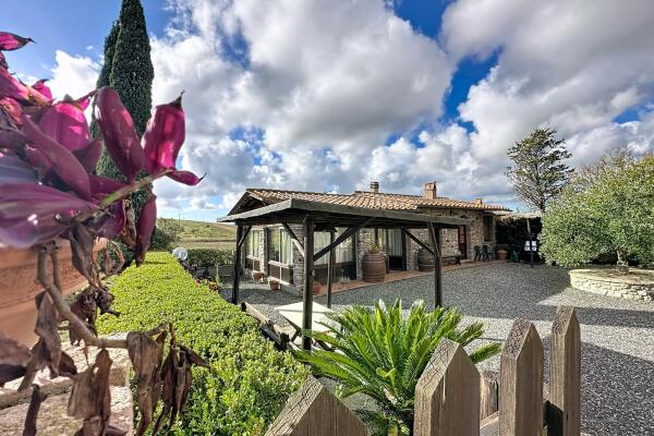 Farmhouse with five apartments, swimming pool and restaurant
