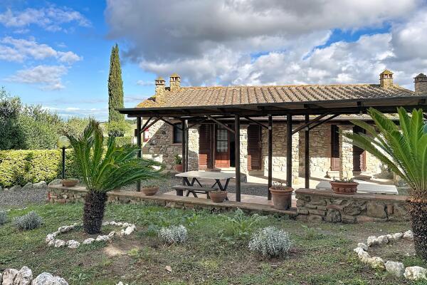 Farmhouse with five apartments, swimming pool and restaurant