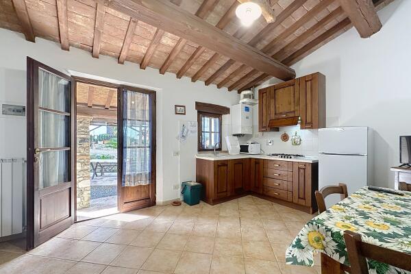 Farmhouse with five apartments, swimming pool and restaurant