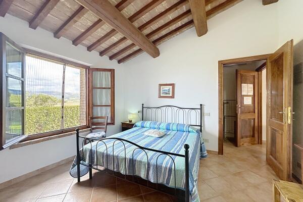 Farmhouse with five apartments, swimming pool and restaurant