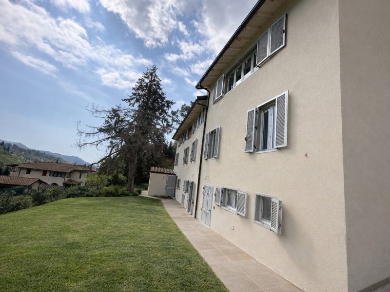 Lovely terratet with large spaces and garden, swimming pool