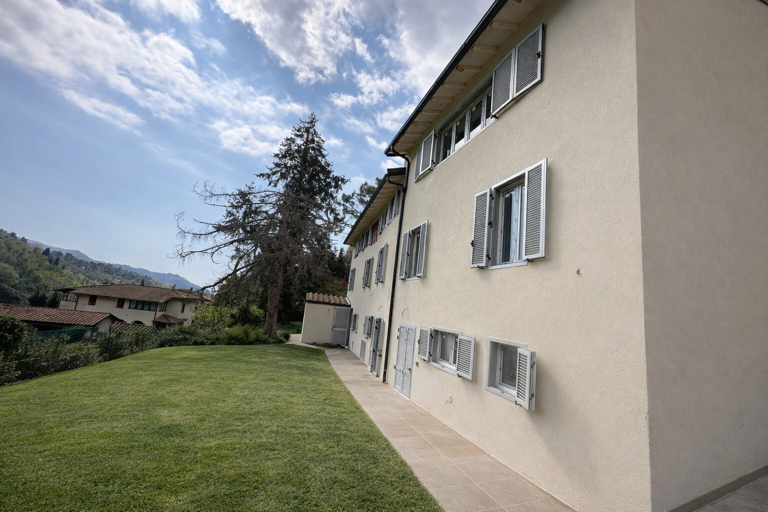 Lovely terratet with large spaces and garden, swimming pool