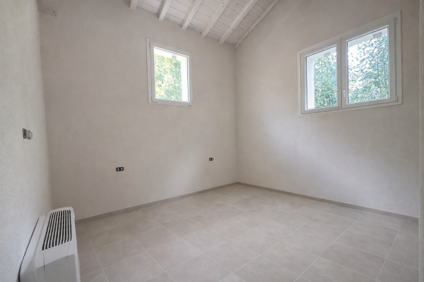 Lovely terratet with large spaces and garden, swimming pool