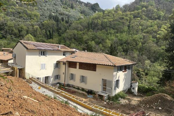 Lovely terratet with large spaces and garden, swimming pool