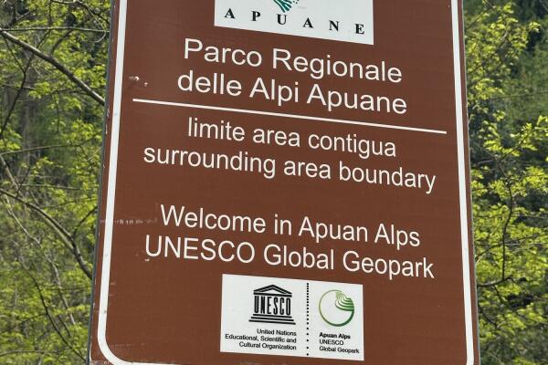 Lovely terratet with large spaces and garden, swimming pool