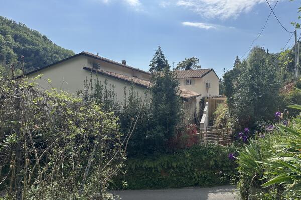 Lovely terratet with large spaces and garden, swimming pool