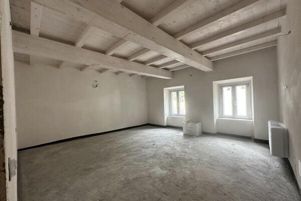 Lovely terratet with large spaces and garden, swimming pool