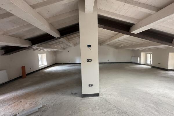 Lovely terratet with large spaces and garden, swimming pool