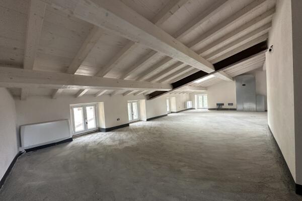 Lovely terratet with large spaces and garden, swimming pool