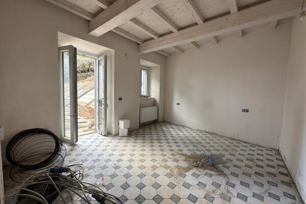 Lovely terratet with large spaces and garden, swimming pool