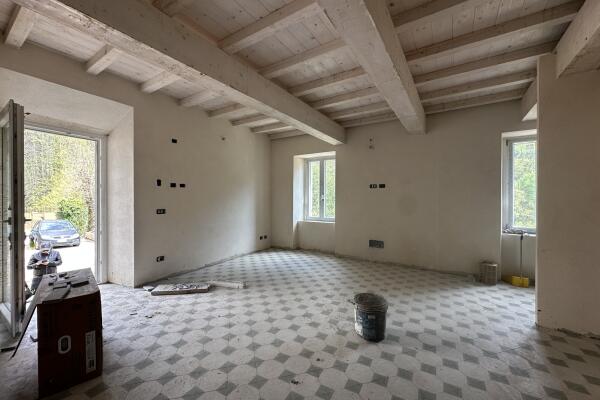 Lovely terratet with large spaces and garden, swimming pool