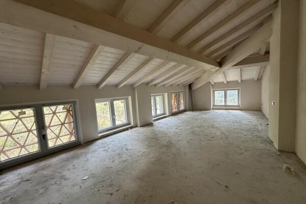 Lovely terratet with large spaces and garden, swimming pool