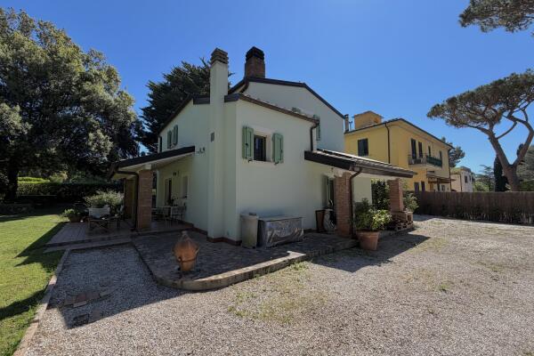 Vivere Bolgheri: villa indipendente immersa nei vigneti con giardino privato