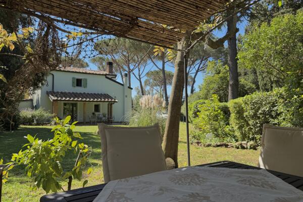 Vivere Bolgheri: villa indipendente immersa nei vigneti con giardino privato