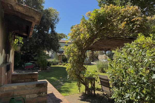 Vivere Bolgheri: villa indipendente immersa nei vigneti con giardino privato