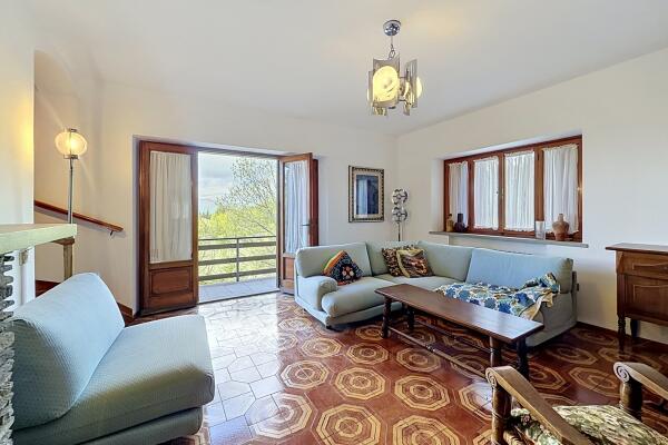Ampia Villa Bifamiliare con Vista Lago e Giardino