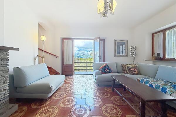 Ampia Villa Bifamiliare con Vista Lago e Giardino