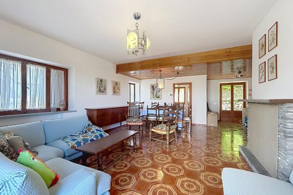Ampia Villa Bifamiliare con Vista Lago e Giardino