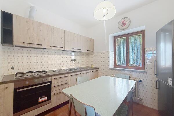 Ampia Villa Bifamiliare con Vista Lago e Giardino