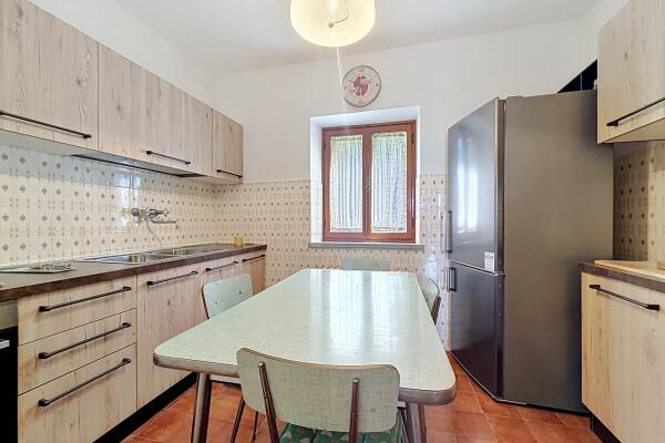Ampia Villa Bifamiliare con Vista Lago e Giardino