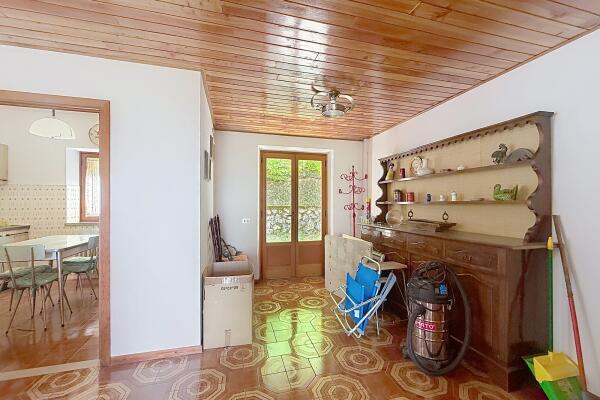 Ampia Villa Bifamiliare con Vista Lago e Giardino