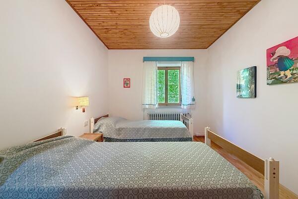 Ampia Villa Bifamiliare con Vista Lago e Giardino