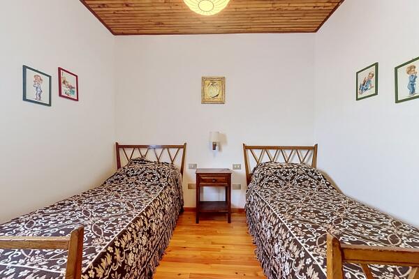 Ampia Villa Bifamiliare con Vista Lago e Giardino