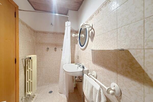 Ampia Villa Bifamiliare con Vista Lago e Giardino