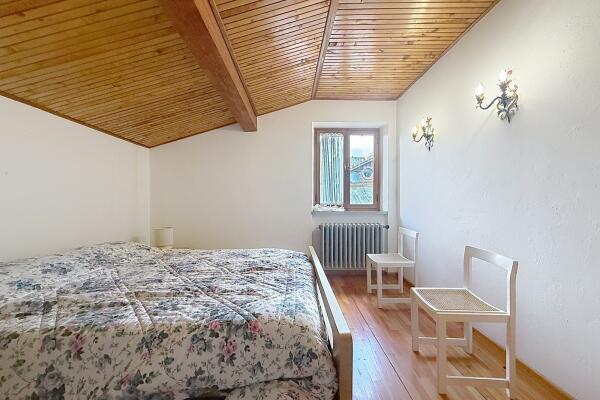 Ampia Villa Bifamiliare con Vista Lago e Giardino