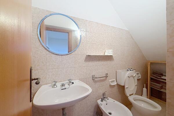 Ampia Villa Bifamiliare con Vista Lago e Giardino