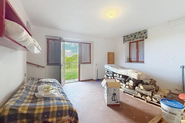 Ampia Villa Bifamiliare con Vista Lago e Giardino