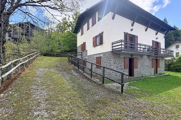 Ampia Villa Bifamiliare con Vista Lago e Giardino