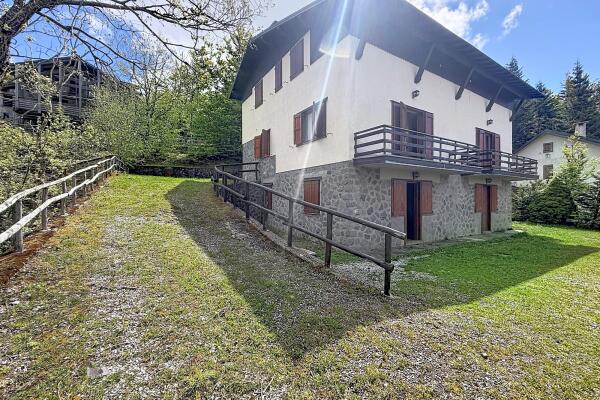 Ampia Villa Bifamiliare con Vista Lago e Giardino