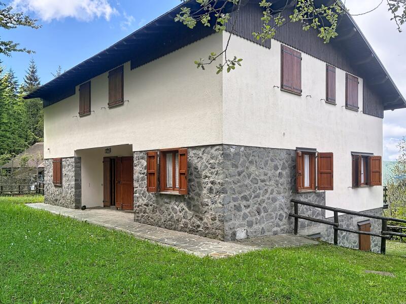 Ampia Villa Bifamiliare con Vista Lago e Giardino