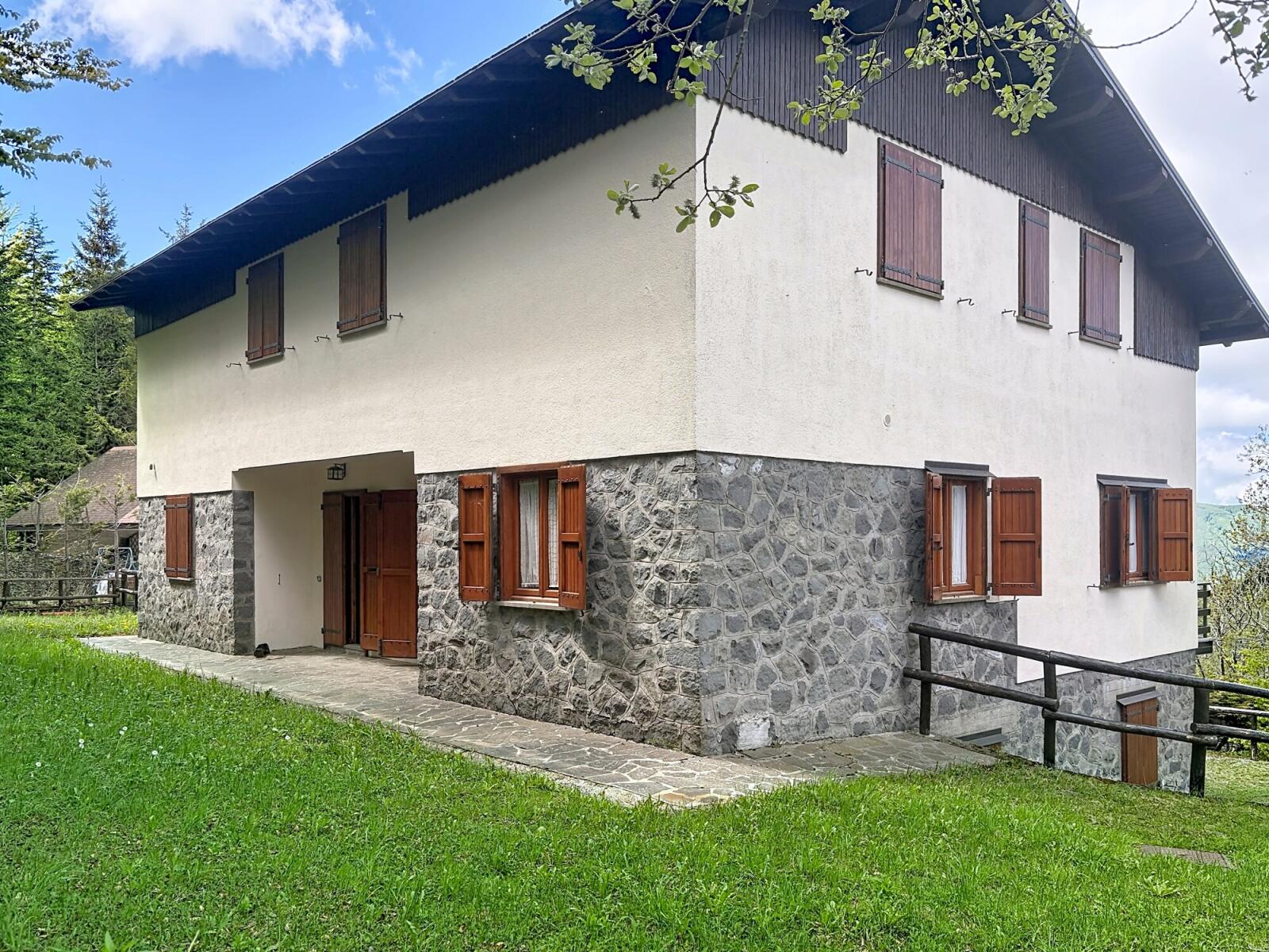 Ampia Villa Bifamiliare con Vista Lago e Giardino